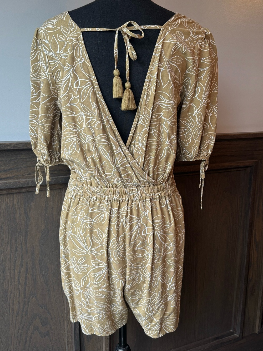 LOFT beach Neutral Tan Floral open back romper small EUC